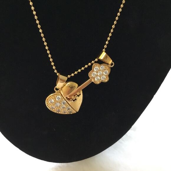 Crystal Gold Keychain w/ Heart Necklace - Picture 2 of 8